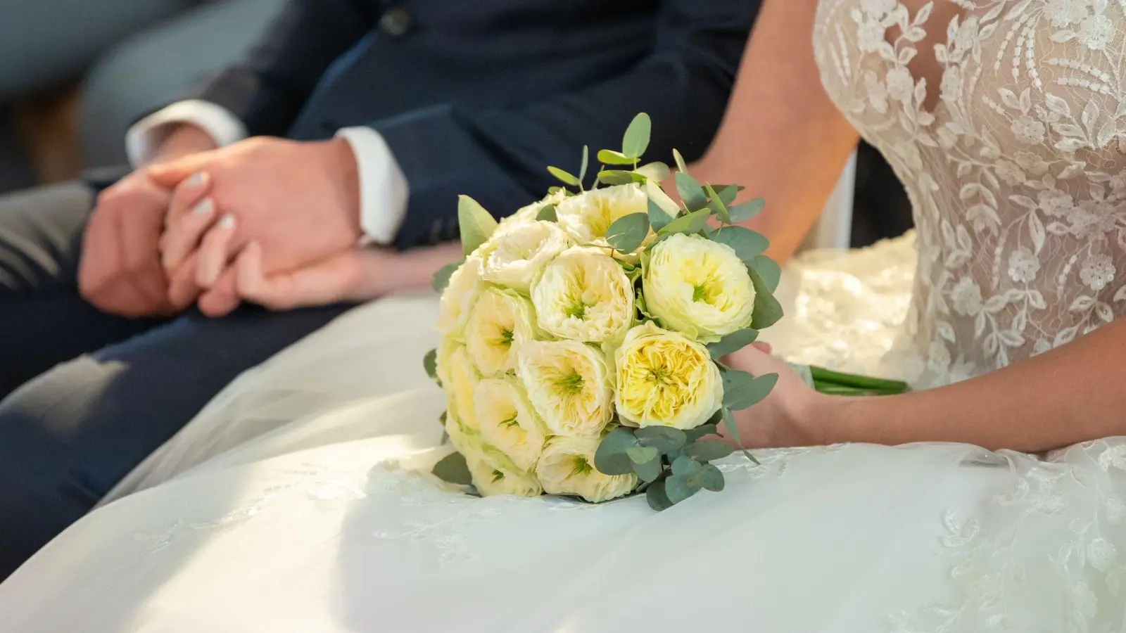 Einfach (kirchlich) heiraten können Paare bei einer besonderen Aktion in Neustadt/Aisch. (Symbolbild: Silas Stein/dpa/Illustration)