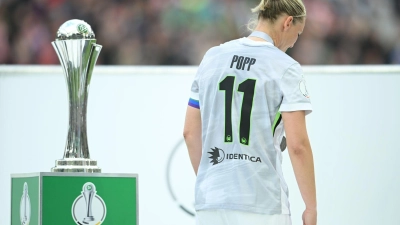 Abschied ohne Titel: Nach dem 0:4 ging Popp mit gesenktem Kopf an der Trophäe vorbei. (Foto: Fabian Strauch/dpa)