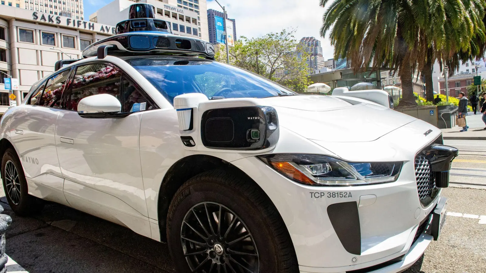 Waymo hat bereits fahrerlose Robotaxis in mehreren US-Städten. (Archivbild)  (Foto: Andrej Sokolow/dpa)
