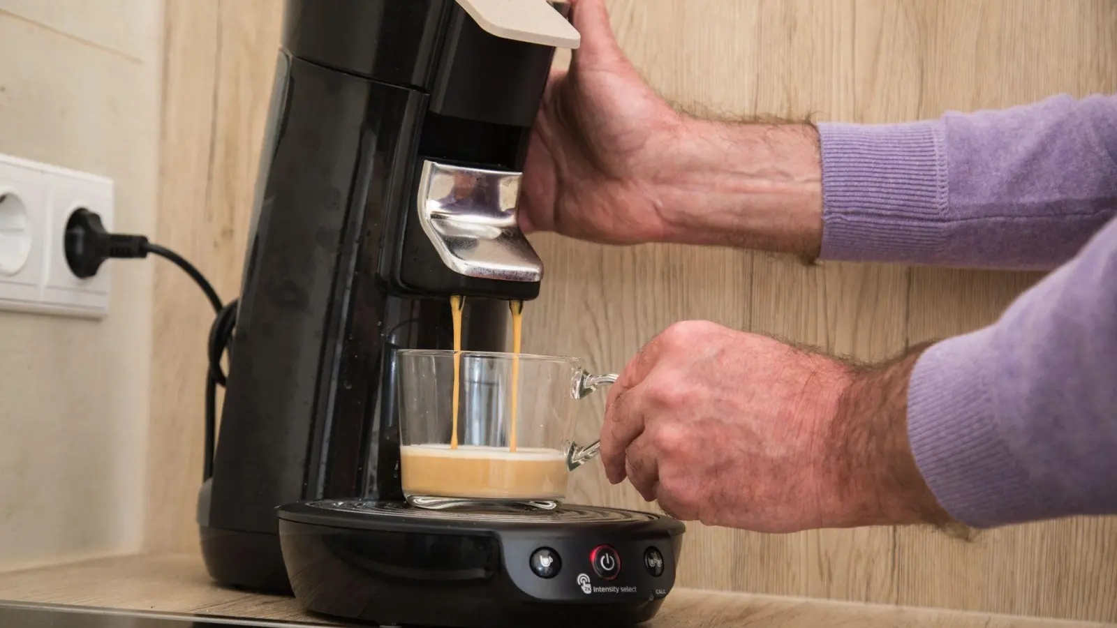 Läuft noch: Würde der Kaffee unregelmäßig aus der Maschine kommen, kann das am Kalk in den Leitungen liegen. (Foto: Christin Klose/dpa-tmn)