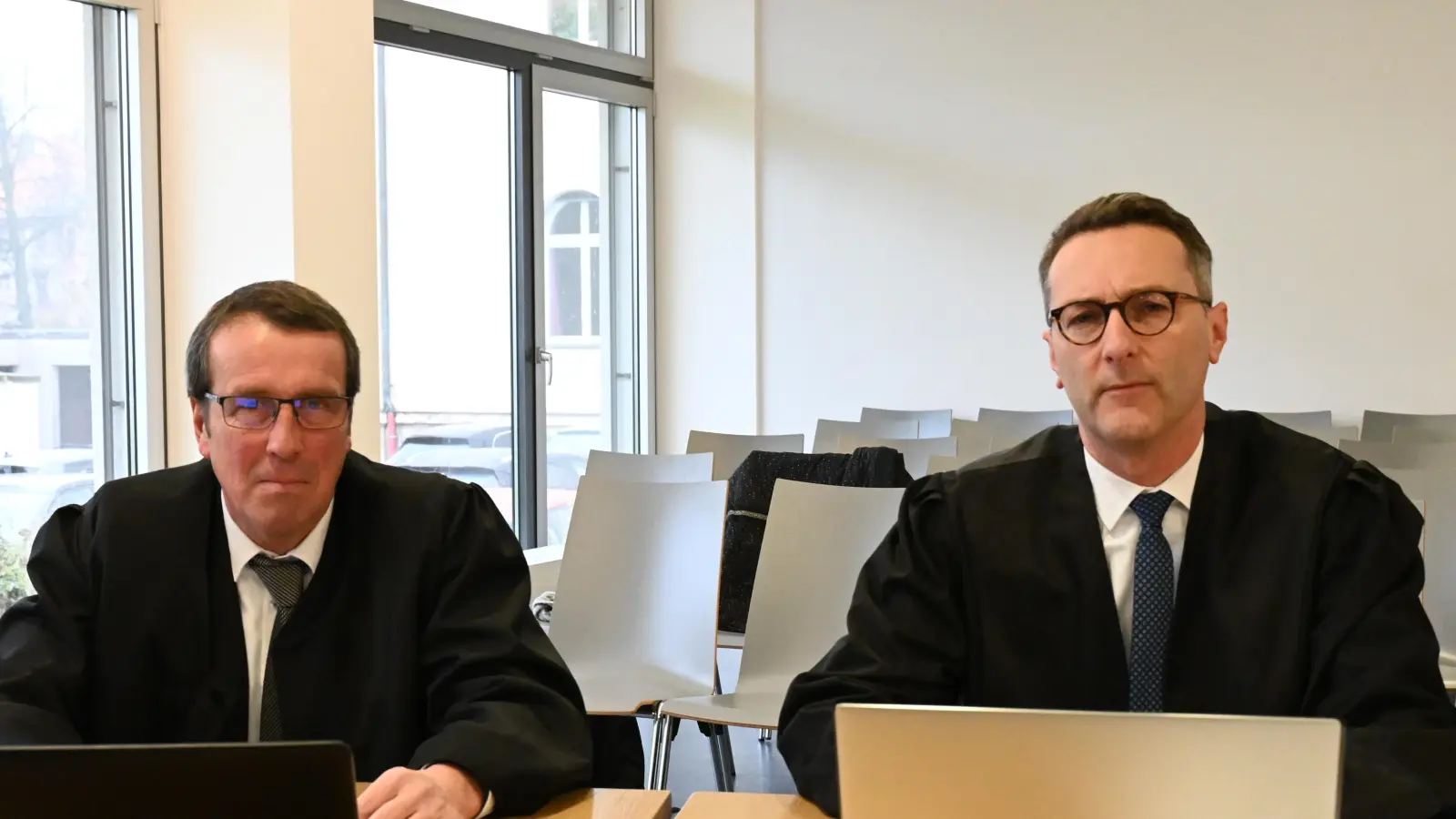 Laut den Rechtsanwälten Matthias Bolay (links) und Patrick Schmidt gibt es keine aussagekräftigen Beweise dafür, dass ihr Mandant das Opfer getreten hat.  (Foto: Luca Paul)