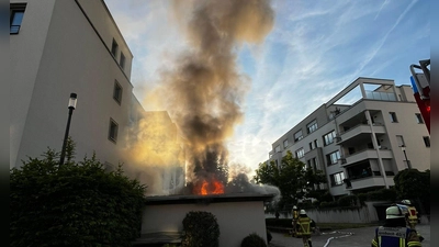 Feuer gefangen hatte eine Mülleimer-Garage bei den Hürner-Höfen in Ansbach. (Foto: Feuerwehr Ansbach)