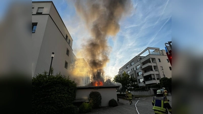 Feuer gefangen hatte eine Mülleimer-Garage bei den Hürner-Höfen in Ansbach. (Foto: Feuerwehr Ansbach)