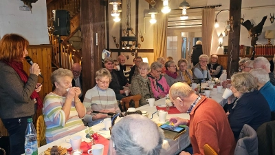 Zahlreiche Frauen und Männer waren wieder zum Erzählcafé ins Steinhaus nach Bad Windsheim gekommen.  (Foto: Nicole Paskow)