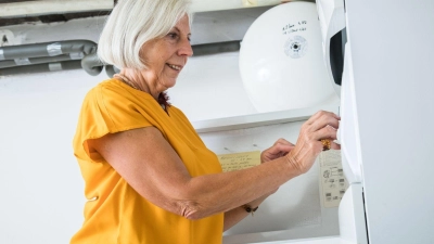 Für optimale Leistung und Energieeinsparung in der Sommerzeit ist die rechtzeitige Anpassung von Heizungsuhren wichtig. (Foto: Christin Klose/dpa-tmn/dpa)