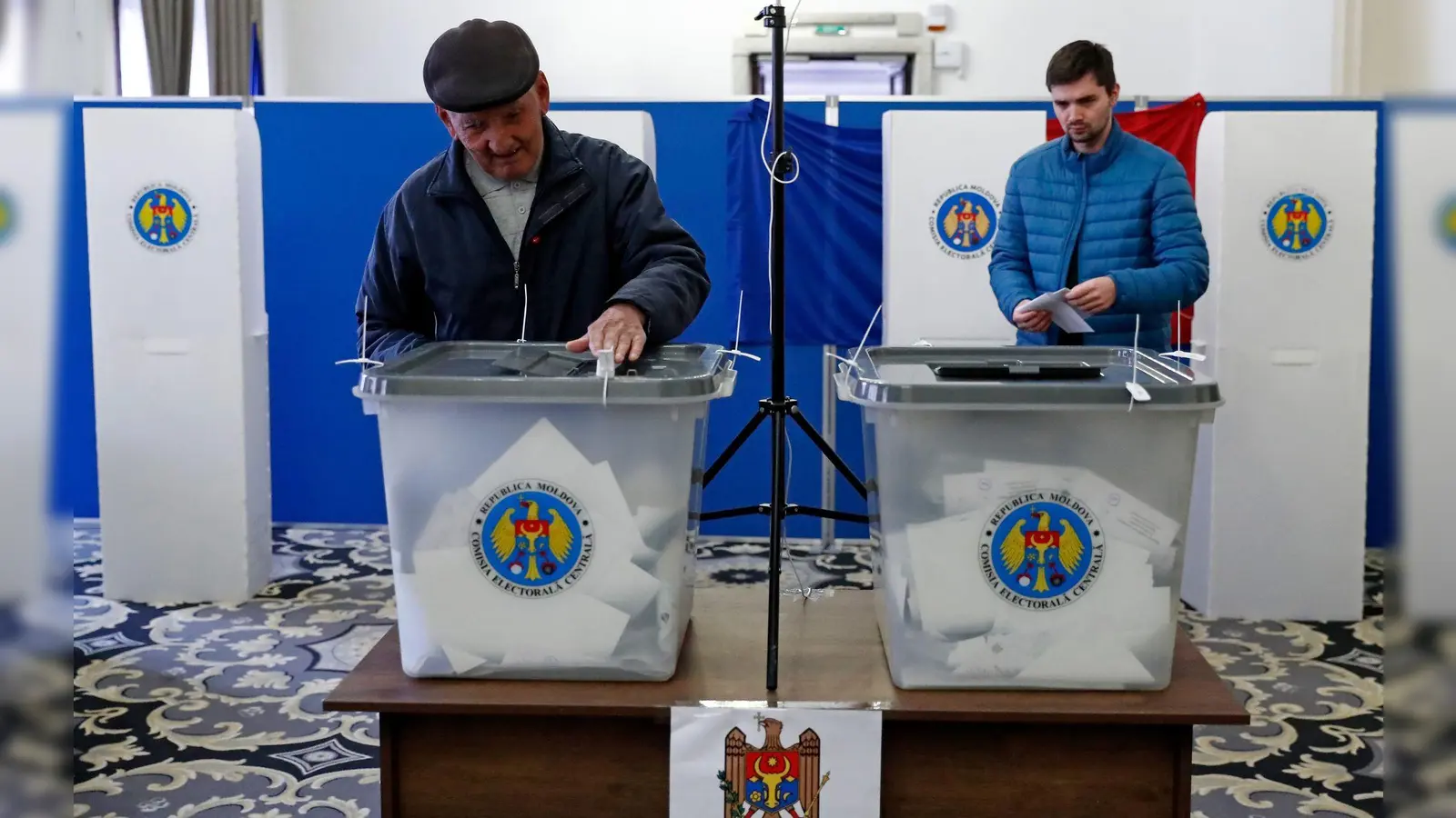 Die Menschen in Moldau konnten nicht nur über das Präsidentenamt abstimmen, sondern auch über die Verankerung des EU-Kurses in der Verfassung. (Foto: Cristian Cristel/XinHua/dpa)