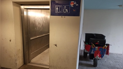 Immer wieder defekt: Der Aufzug am Ende des Personentunnels des Bahnhofs sorgt für Ärger bei Menschen mit Handicap. (Foto: Winfried Vennemann)