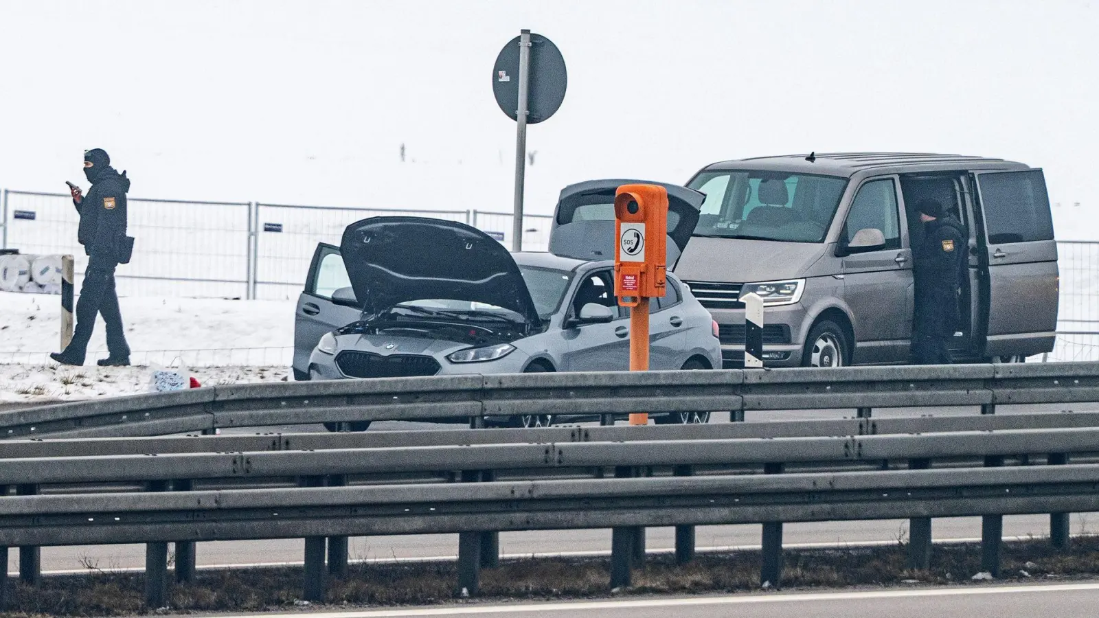 Die Ermittlungen im Fall eines brisanten Funds auf der Autobahn 3 gehen weiter.  (Foto: Armin Weigel/dpa)