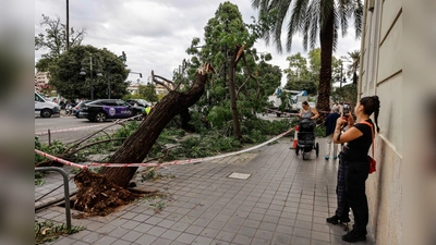 Bei heftigen Unwettern im spanischen Valencia und im Großraum von Barcelona ist ein Mensch ums Leben gekommen.  (Foto: Rober Solsona/EUROPA PRESS/dpa)
