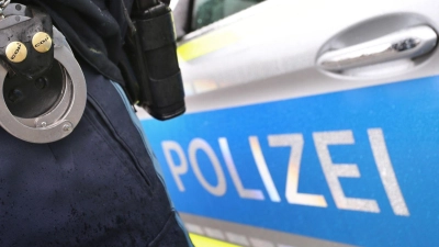 Die Polizei kontrolliert den 17-Jährigen. (Symbolbild) (Foto: Karl-Josef Hildenbrand/dpa)