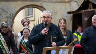 Bürgermeister Claus Seifert bei dem, was er am besten kann: reden. Unser Foto stammt vom diesjährigen Scheinfelder Holztag. (Foto: Mirko Fryska)