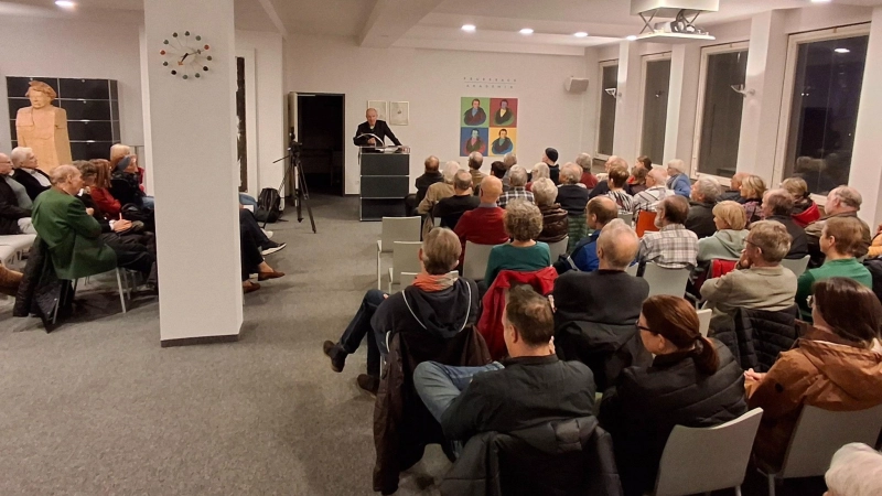 Im Feuerbachhaus gab es beim Vortrag von Andreas Zumach kaum noch freie Plätze. (Foto: Etz langt's/Boris-André Meyer)