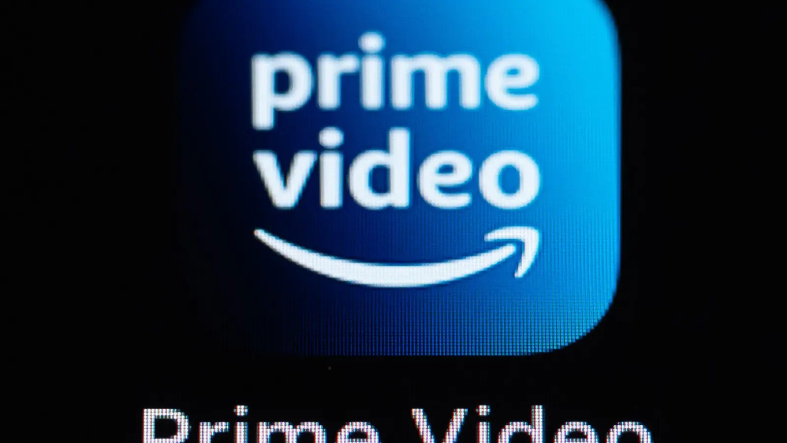 Die Amazon Prime Video-Anwendung auf dem Display eines iPhone SE zu sehen. Die Verbraucherzentrale NRW hat eine Sammelklage gegen das Unternehmen angekündigt. (Illustration) (Foto: Silas Stein/dpa)