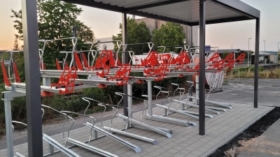 In einiger Entfernung zum Bahnsteig sind die Doppelstockparker platziert worden. (Foto: Nina Daebel)