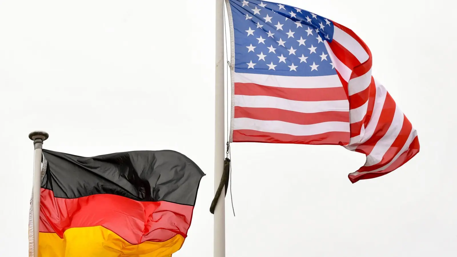 Deutschland und die USA sind wichtige Handelspartner, höhere Zölle bremsen jedoch das Geschäft. (Symbolbild) (Foto: Jens Kalaene/dpa-Zentralbild/dpa)