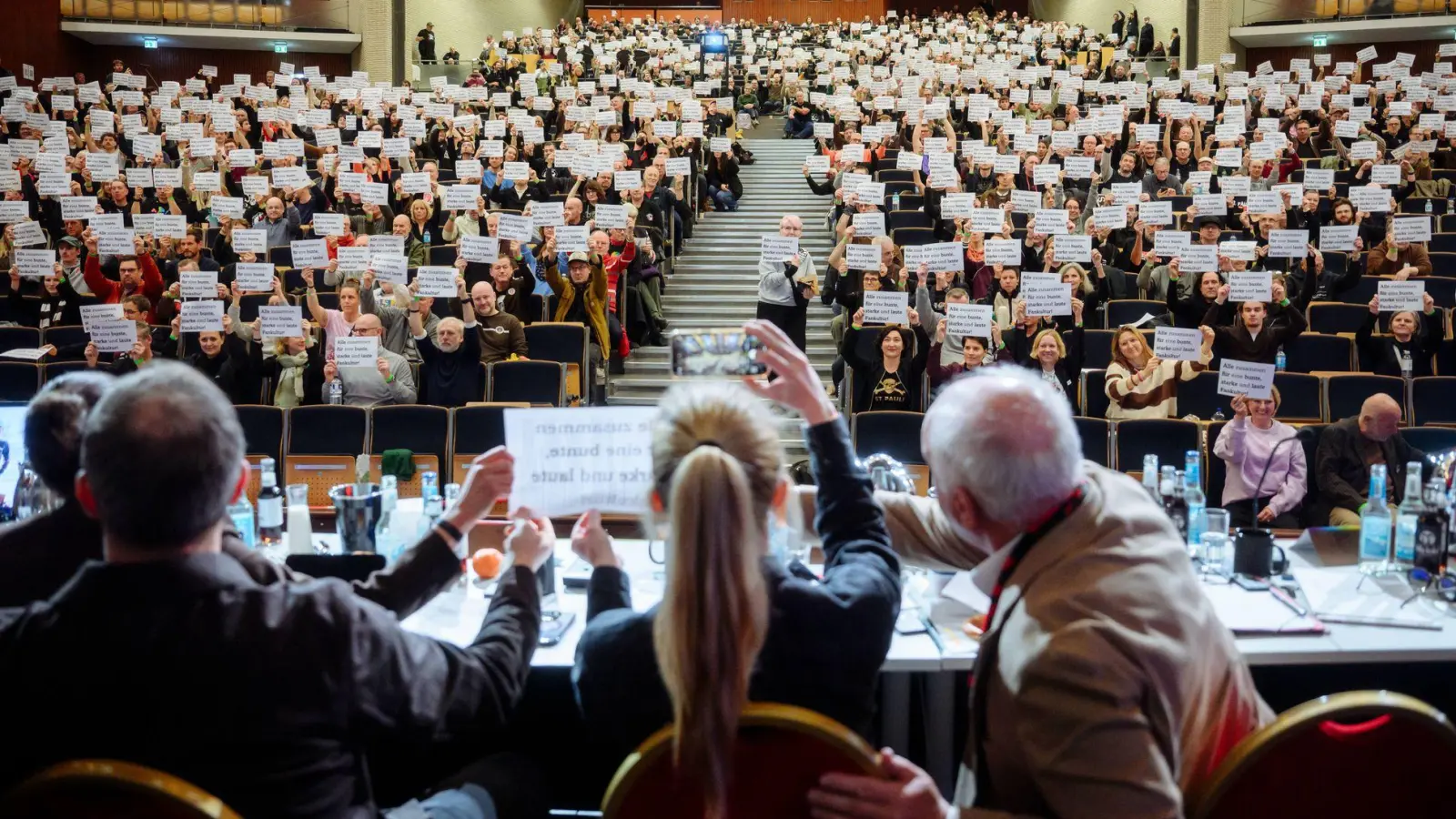 Die Mitgliederversammlung des FC St. Pauli im Audimax-Gebäude der Universität Hamburg.  (Foto: Gregor Fischer/dpa)