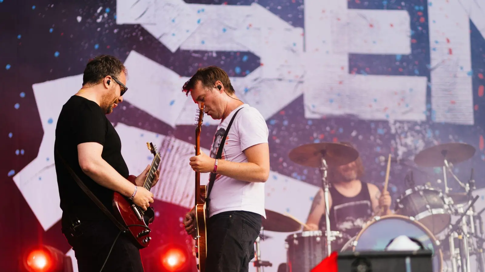 Johannes (l) und Sebastian Madsen sind zwei von drei Geschwistern der Band, die nach ihrem Nachnamen bennant ist. (Foto: Philipp von Ditfurth/dpa)