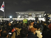 Proteste vor der Nationalversammlung in Seoul gegen die Verhängung des Kriegsrechts durch den südkoreanischen Präsidenten Yoon. (Foto: -/kyodo/dpa)