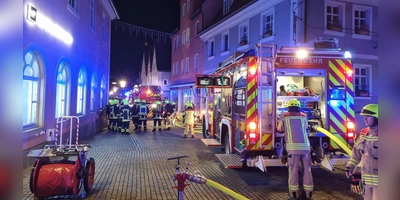 Zu einem Brand in der Würzburger Straße in Neustadt rückte am Samstagmorgen die Feuerwehr an. (Foto: Rainer Weiskirchen)