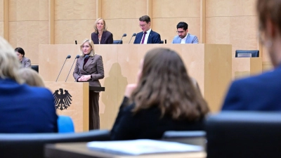 Ministerin Nina Warken will den Druck für Beitragserhöhungen vermindern. (Foto: Sebastian Christoph Gollnow/dpa)