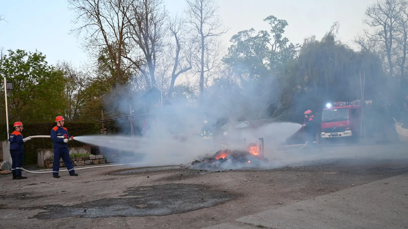 Viel Rauch und Feuer: Die 24-Stunden-Übung in Sugenheim sollte möglichst realistisch wirken. (Foto: Judith Marschall)