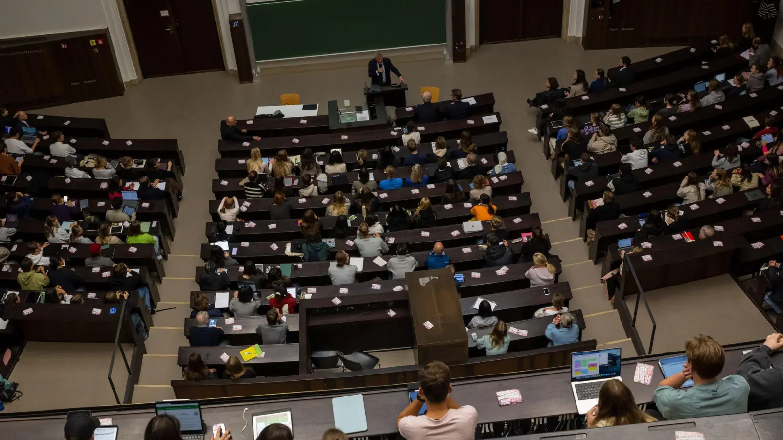 An Bayerns Hochschulen geht das Wintersemester los. (Archivbild) (Foto: Peter Kneffel/dpa)