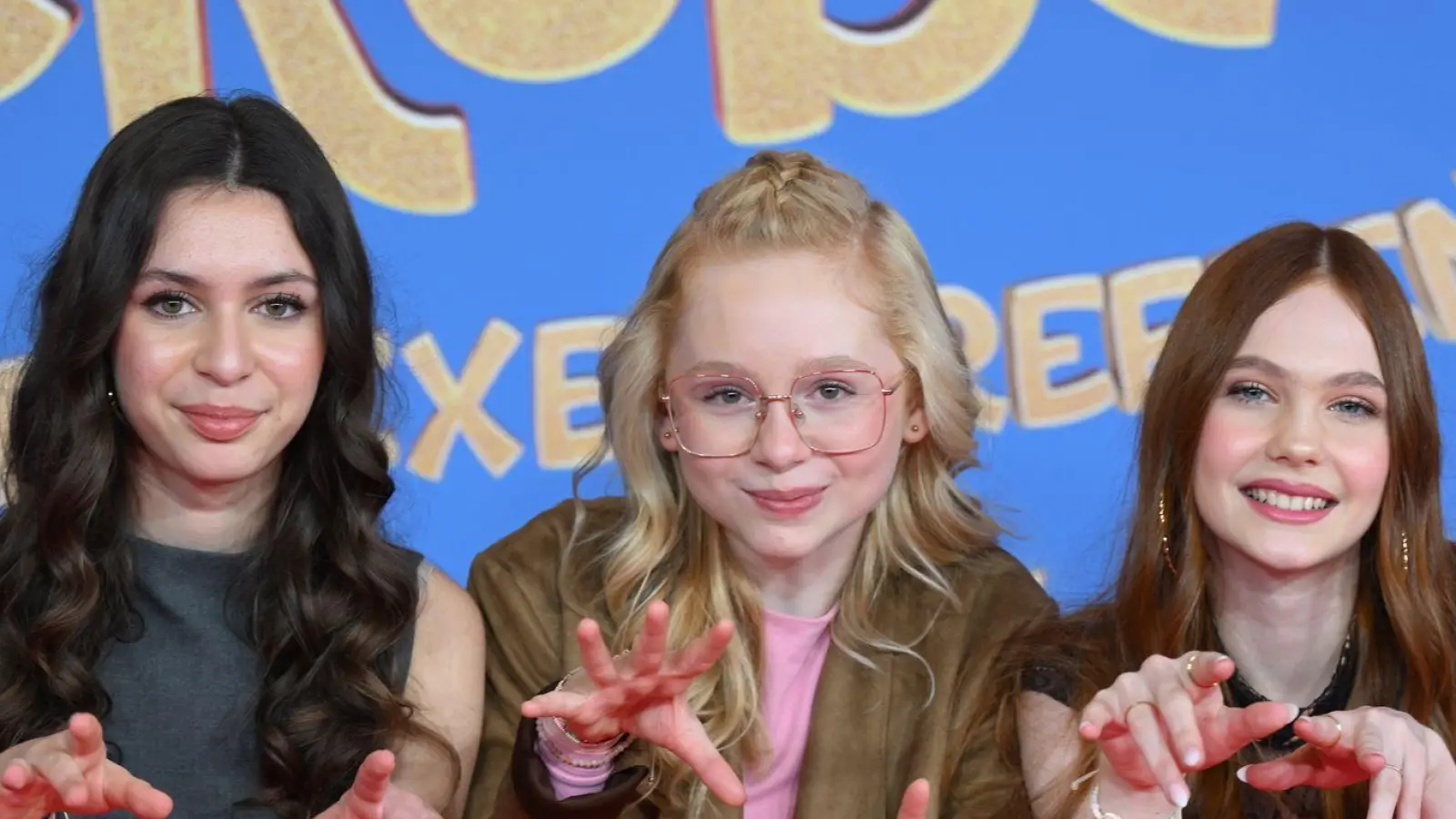 Die Schauspielerinnen Carla Demmin, NALA und Philomena Amari bei der Premiere.  (Foto: Felix Hörhager/dpa)