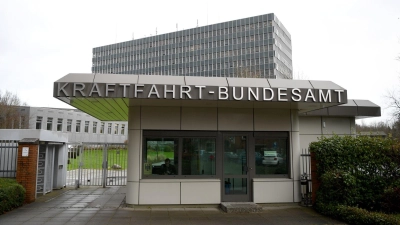 Das Kraftfahrt-Bundesamt in Flensburg. Nach Rückrufen bei VW, Audi und Seat ist nun auch Skoda betroffen. (Archivbild)  (Foto: Carsten Rehder/dpa)