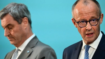 CSU-Chef Söder (links) dürfte mit dem Ergebnis der neusten Umfrage noch gut leben können. Seine Partei landet bei 37 Prozent. Die Meinung über Kanzler Merz fällt im Freistaat dagegen überaus kritisch aus. (Archivbild) (Foto: Sebastian Gollnow/dpa)