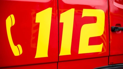 Die Feuerwehrleute gingen von Haus zu Haus, um bis zu 350 Menschen zu evakuieren. Auch eine Justizvollzugsanstalt wurde geräumt. (Symbolbild) (Foto: Daniel Vogl/dpa)