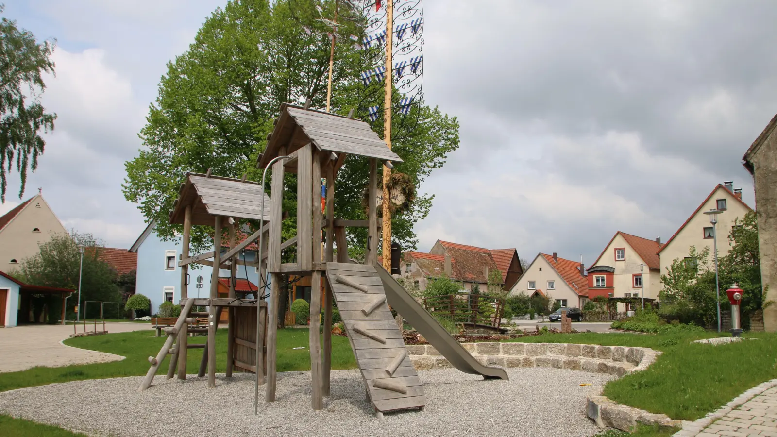 Der neu gestaltete Dorfplatz ist das neue Herz Sinbronns. Hier wird am Sonntag der Abschluss der Dorferneuerung gefeiert. (Foto: Martina Haas)