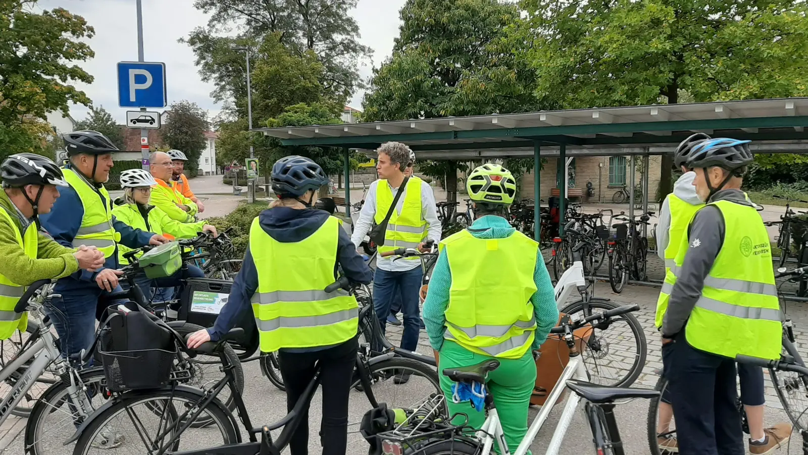 An verschiedenen Stellen in Neuendettelsau schauten sich die Bewertungskommission und Vertreter der Gemeinde im Ort um – unter anderem am Bahnhof. Sie begutachteten bereits umgesetzte Maßnahmen und erörterten Verbesserungsmöglichkeiten für den Radverkehr. (Foto: Angelika Hahn)