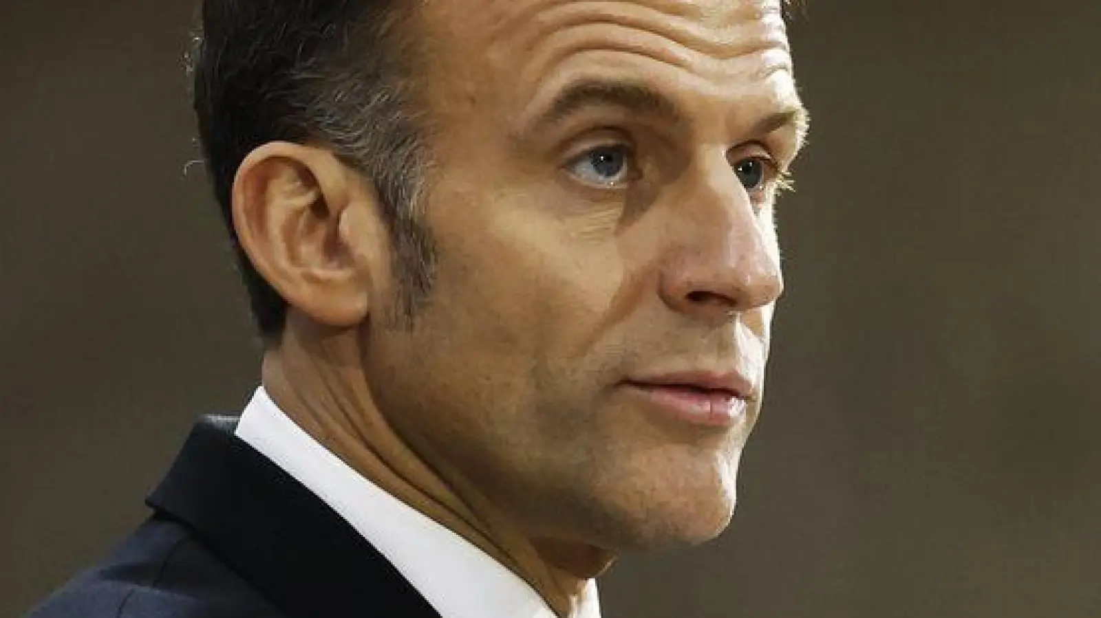 Macron will einen Offline-Tag im Monat einführen. (Archivbild) (Foto: Yoan Valat/Pool EPA/AP/dpa)