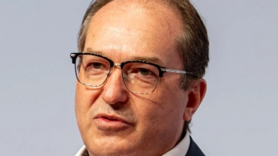 „Ich bin nicht bereit, auf reguläre Aufnahmeverfahren, ich bin nicht bereit, auf Sicherheitsüberprüfungen zu verzichten“, sagte Dobrindt. (Foto: Fabian Sommer/dpa)