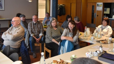 Patienten mit Lungenerkrankungen unterstützen sich bei regelmäßigen Treffen in der Rangauklinik mit Rat und Hilfe in Fragen rund um die Erkrankung. Es ist ein geselliges Miteinander für Kontakte und Begegnung. (Foto: Silvia Schäfer)