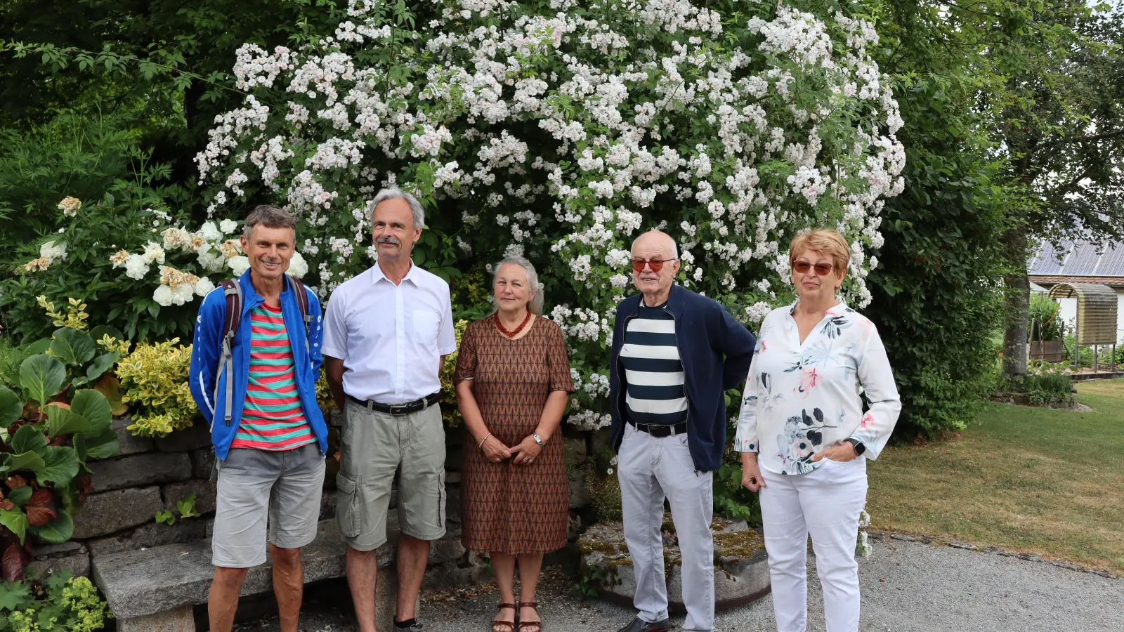 Sie öffnen am Sonntag die Türen ihrer Gärten im Landkreis Ansbach für alle interessierten Besucher: Gerhard Bauer, Frieder Mack, Gudrun Mack, Ekkehardt Hofmann und Ilse Hofmann. (Foto: Thomas Schaller)