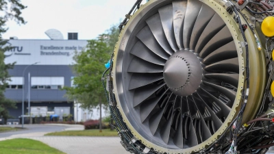 Eine Flugzeugturbine auf dem Gelände eines MTU-Wartungsstandorts in Ludwigsfelde (Brandenburg). Die Wartung ist eine Haupteinnahmequelle des Dax-Konzerns. (Archiv) (Foto: Patrick Pleul/dpa-Zentralbild/dpa)