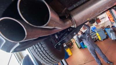 Muss das Auto repariert werden, wird es in der Regel teuer. (Symbolbild)  (Foto: Julian Stratenschulte/dpa)