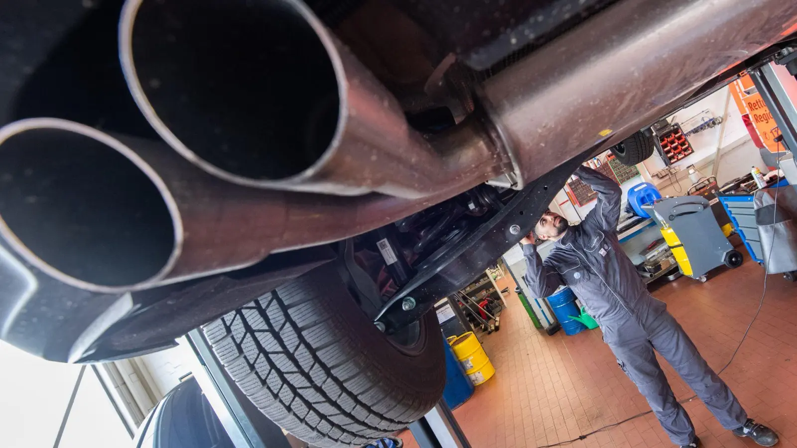 Muss das Auto repariert werden, wird es in der Regel teuer. (Symbolbild)  (Foto: Julian Stratenschulte/dpa)