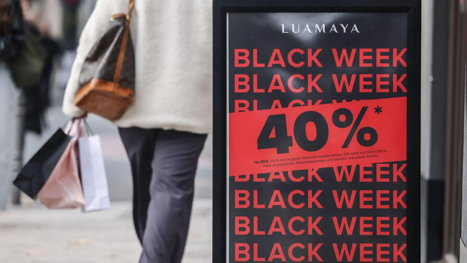 Viele Händler werben im November mit hohen Rabatten. (Foto: Oliver Berg/dpa)