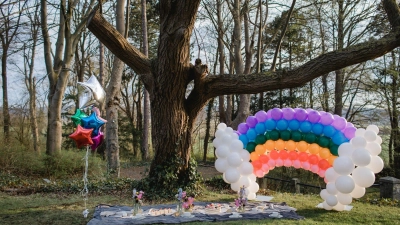 Das Lebensfest zum Abschied muss nicht auf dem Friedhof stattfinden. Warum nicht gemeinsam bei einem farbenfrohen Picknick an einem lauschigen Fleckchen an schöne Momente mit dem oder der Verstorbenen erinnern? (Foto: Diana Frohmüller/Nadine Weske/dpa-tmn)