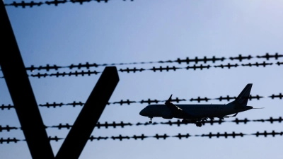 Die Gewerkschaft der Polizei in Niedersachsen fordert mehr Personal - auch um bei Rückführungen die Landesaufnahmebehörde unterstützen zu können. (Symbolbild) (Foto: Julian Stratenschulte/dpa)
