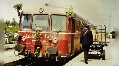 Nach fast 110 Jahren Fahrgastbeförderung verließ am 1. Juni 1985 der letzte offizielle Personenzug um 12.10 Uhr den Feuchtwanger Bahnhof. (Repro: Erich Herrmann)