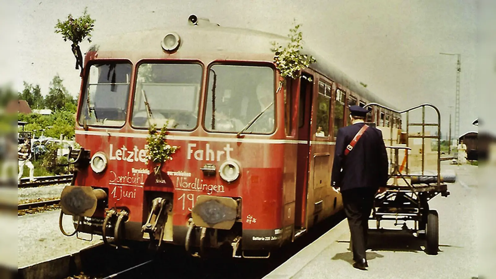 Nach fast 110 Jahren Fahrgastbeförderung verließ am 1. Juni 1985 der letzte offizielle Personenzug um 12.10 Uhr den Feuchtwanger Bahnhof. (Repro: Erich Herrmann)