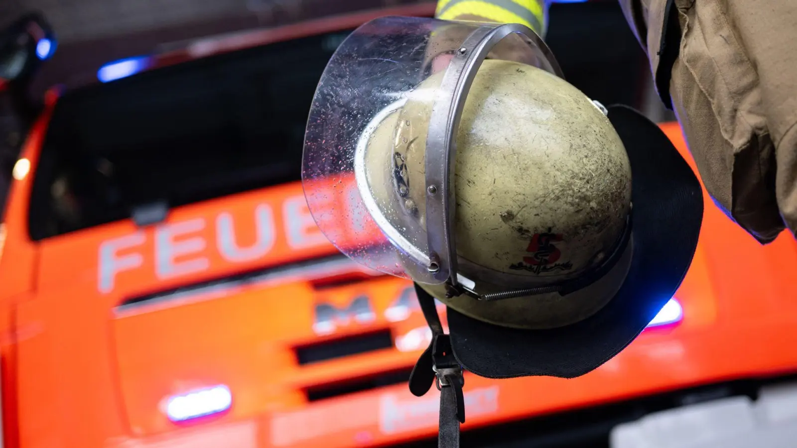 Die Feuerwehr löscht das Feuer im Dachstuhl eines Wohnhauses. (Symbolbild) (Foto: Marijan Murat/dpa)