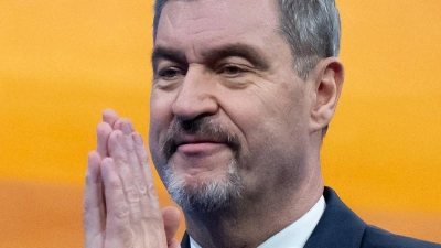 Große Freude sieht anders aus: CSU-Chef Söder bleibt im Amt, aber seine Parteibasis hat ihm einen schmerzhaften Parteitag bereitet. (Foto: Sven Hoppe/dpa)