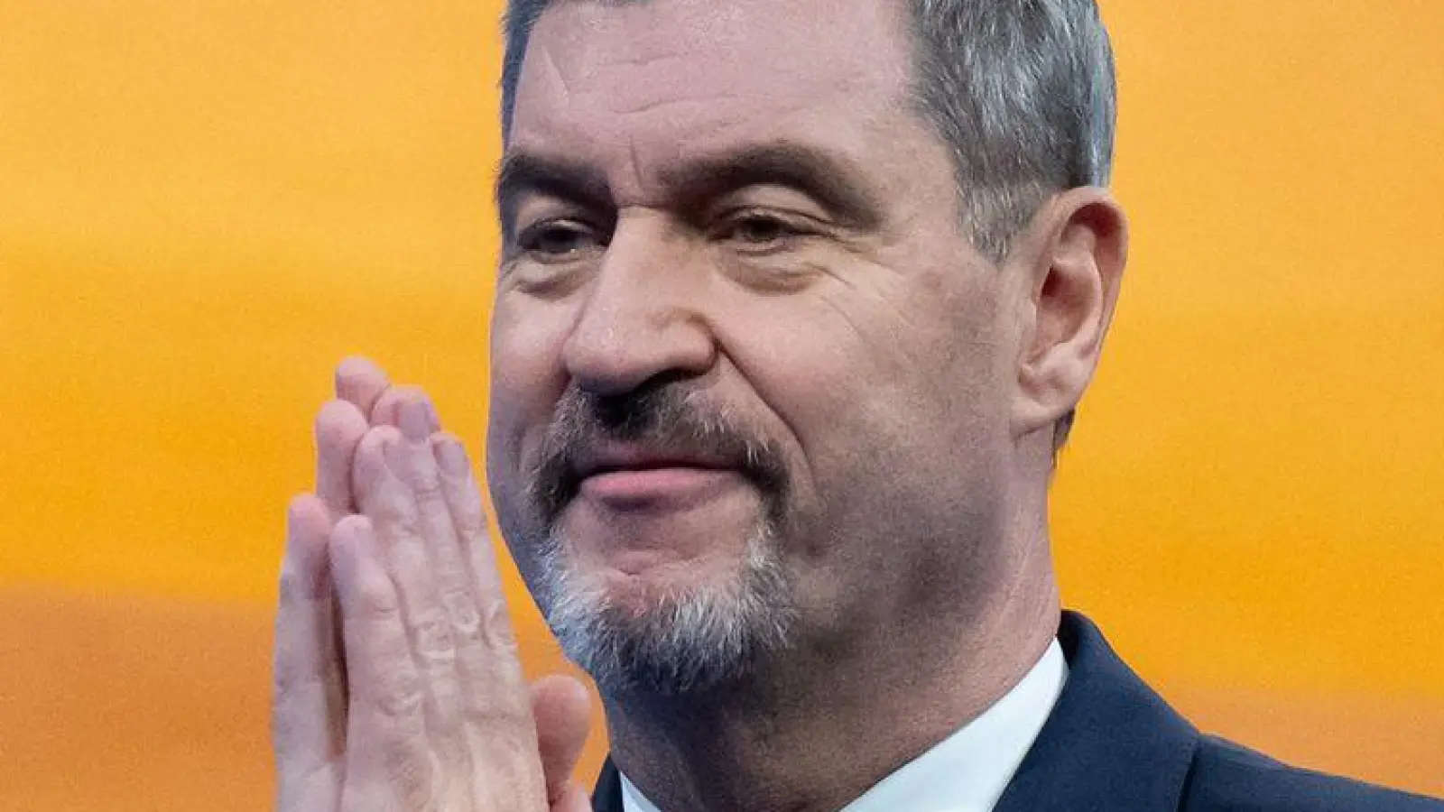 Große Freude sieht anders aus: CSU-Chef Söder bleibt im Amt, aber seine Parteibasis hat ihm einen schmerzhaften Parteitag bereitet. (Foto: Sven Hoppe/dpa)