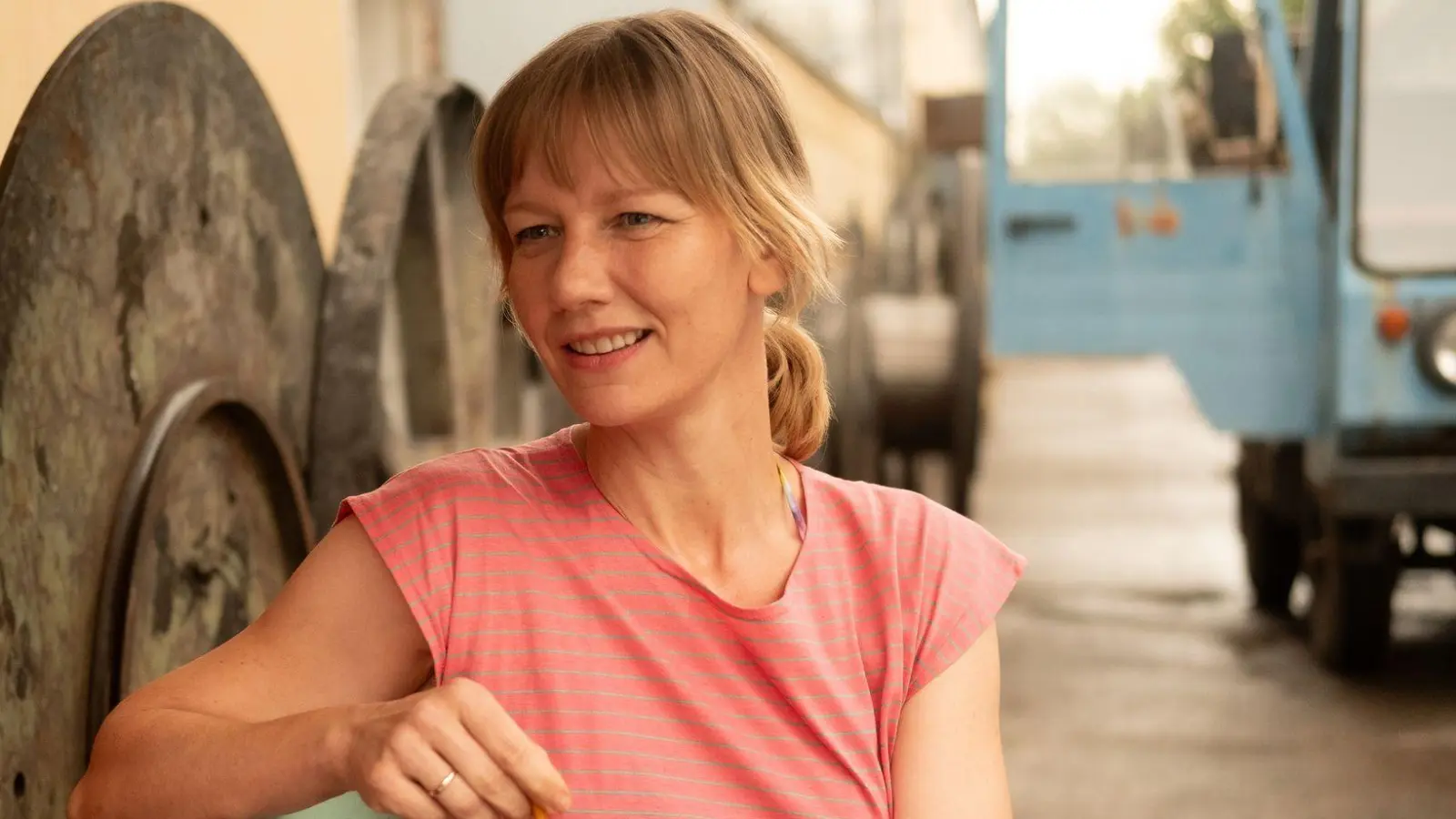 Sandra Hüller als Maren in einer Szene des Films „Zwei zu Eins“. (Undatierte Filmszene) (Foto: Peter Hartwig/X Verleih AG/dpa)