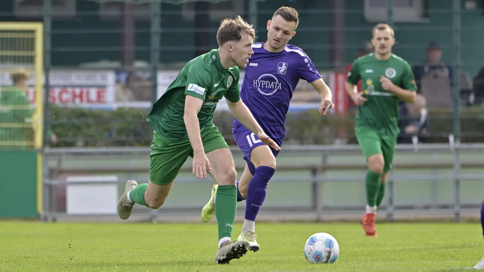 Stabilisator der Ansbacher Defensive: Matthias Hahn (links, hier gegen Lukas Ramser von Schwaben Augsburg). (Foto: Martin Rügner)