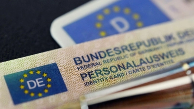 Den Gang zum Amt sollen sich Menschen ab 70 künftig sparen können, wenn ihr Ausweis abläuft. Sie sollen diesen einfach weiternutzen dürfen. (Symbolbild) (Foto: Marijan Murat/dpa)